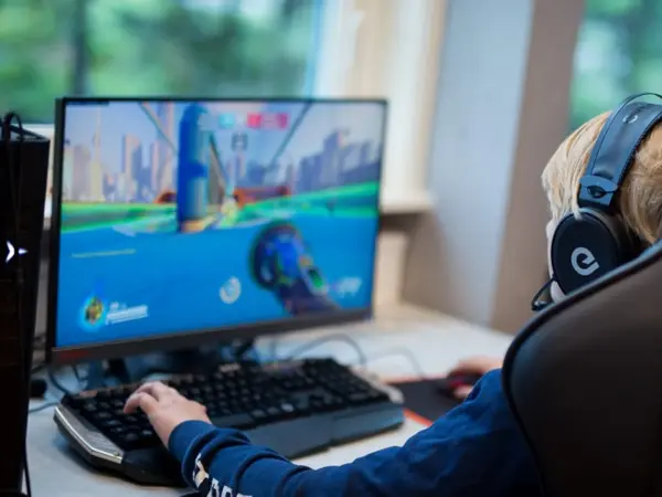 Gutt spiller spill på PC