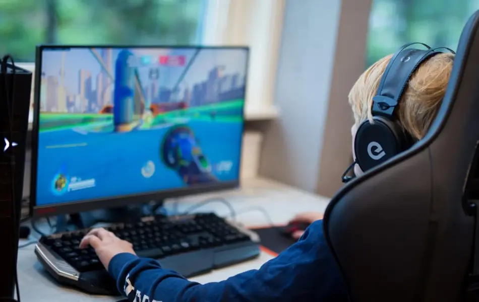 Gutt spiller spill på PC