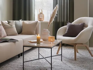 beige sofa med lyse puter