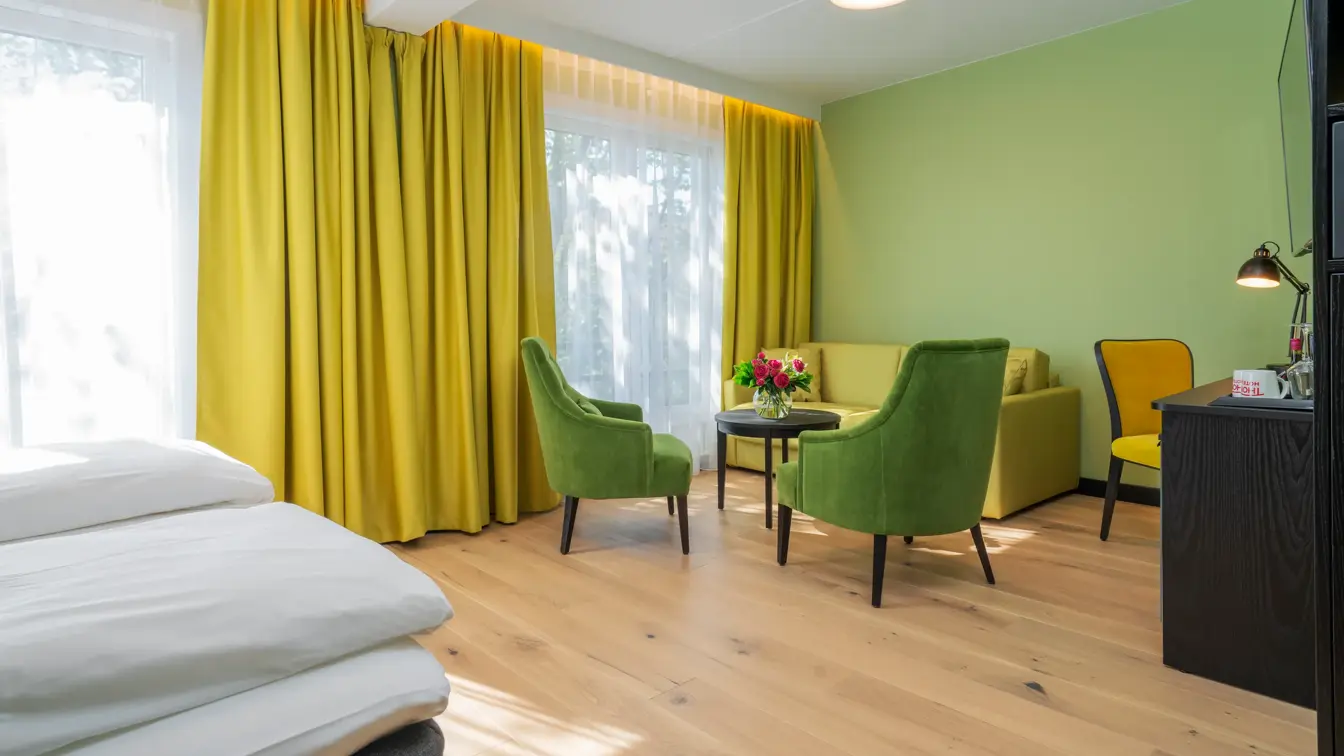 Gul og grønn fargerik sittegruppe med sofa og stoler i business rom på Thon Hotel Gyldenløve i Oslo