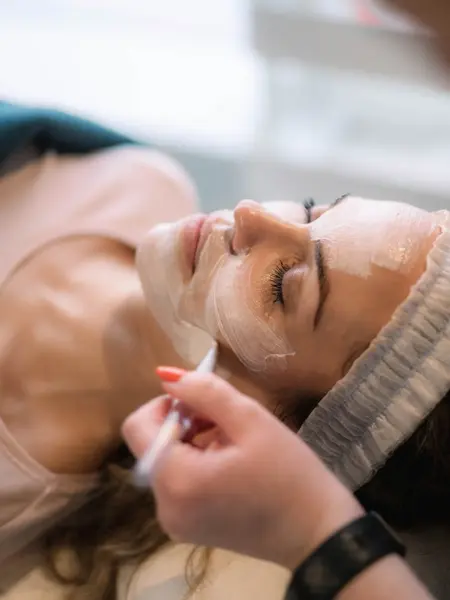 Dame som får ansiktsbehandling