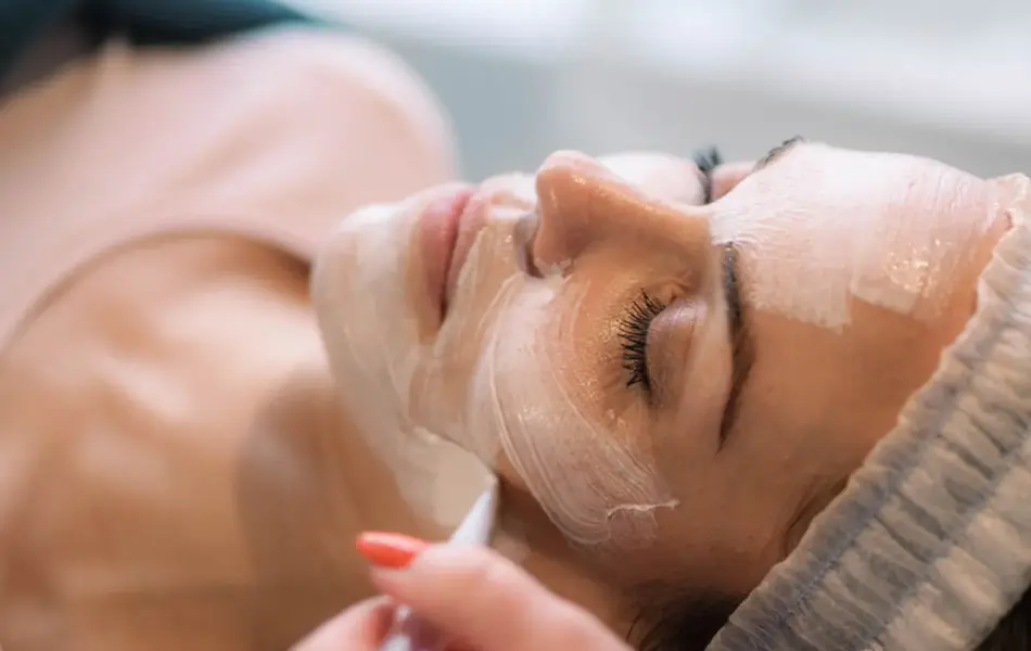 Dame som får ansiktsbehandling