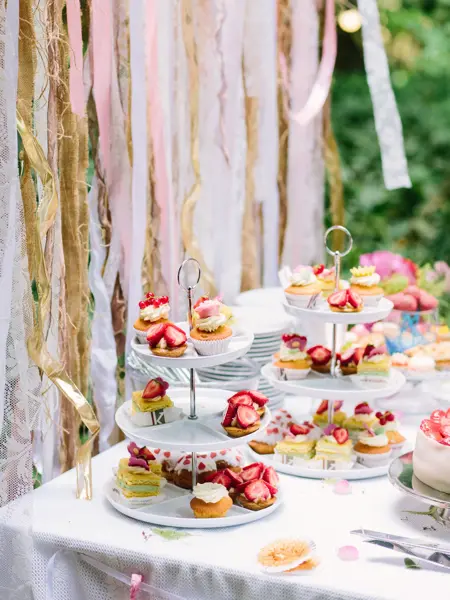 Kakebord med småkaker på etasjefat