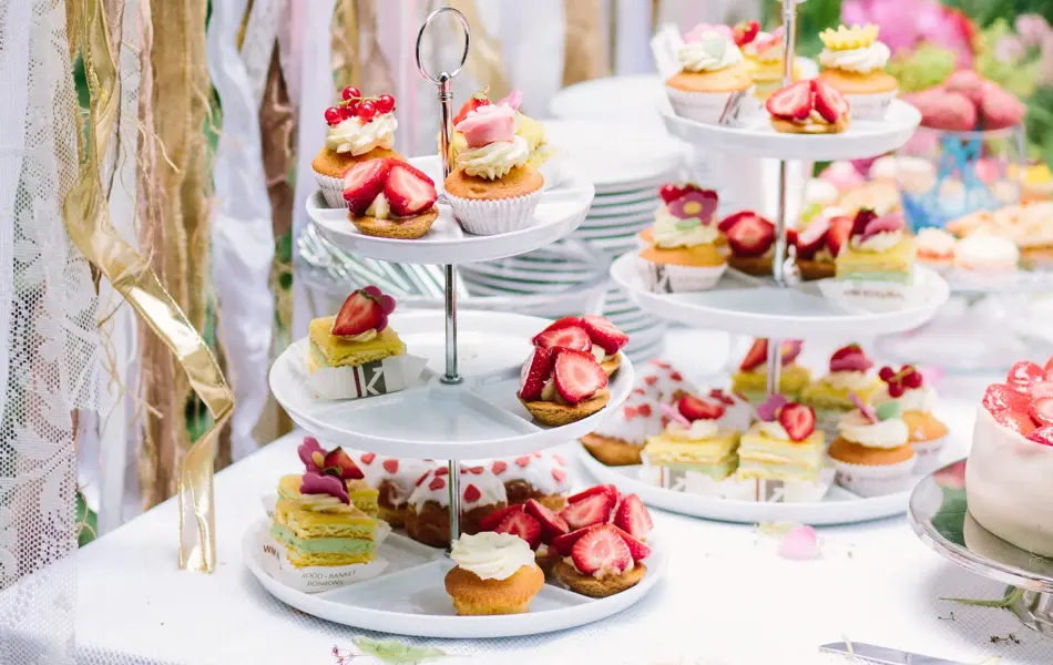 Kakebord med småkaker på etasjefat