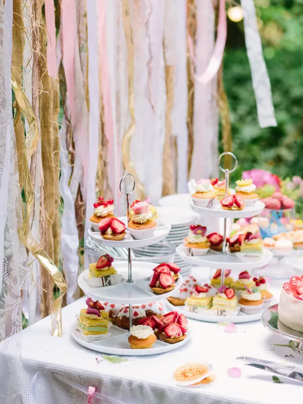 Kakebord med småkaker på etasjefat