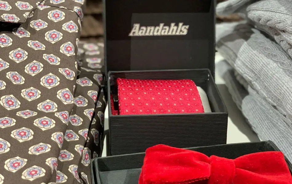 rødt slips og sløyfe fra aandahls herre