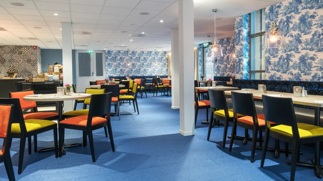 Bord og stoler i frokostsalen på Thon Hotel Tønsberg Brygge