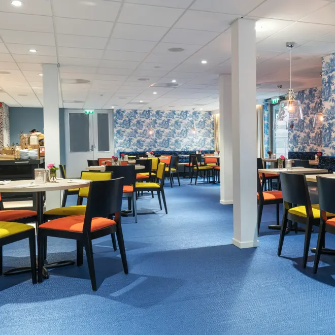 Bord og stoler i frokostsalen på Thon Hotel Tønsberg Brygge