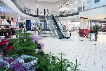 Fellesarealer med trapp og rulletrapp på AMFI Os