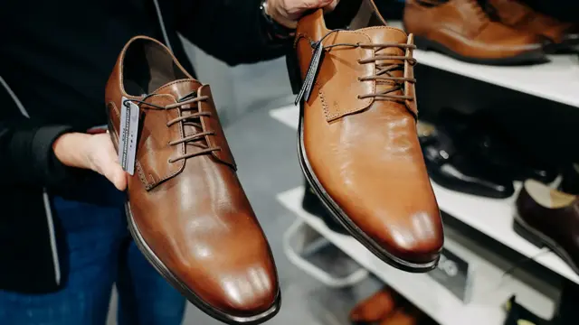 finsko til herre i brunt lær