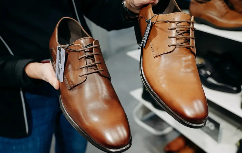 finsko til herre i brunt lær