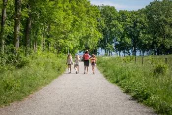 Bilde av en familie som går nedover en sti i Moss