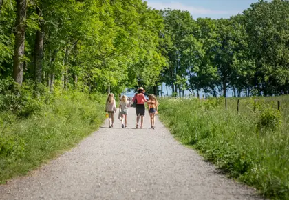 Bilde av en familie som går nedover en sti i Moss
