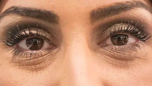 Øyne som blir sminket