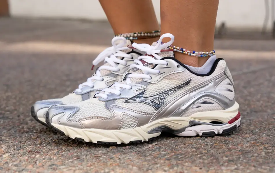 Ben med sneakers og ankellenker