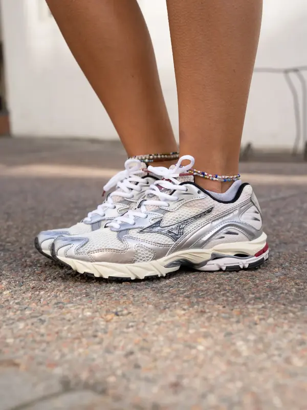 Ben med sneakers og ankellenker