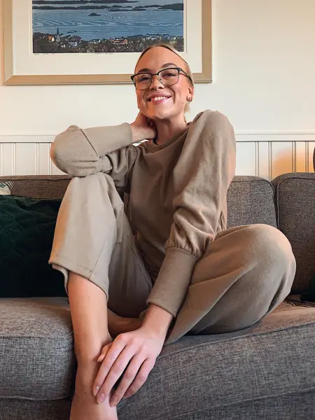 ansatt hos vero moda viser frem beige, behagelige klær