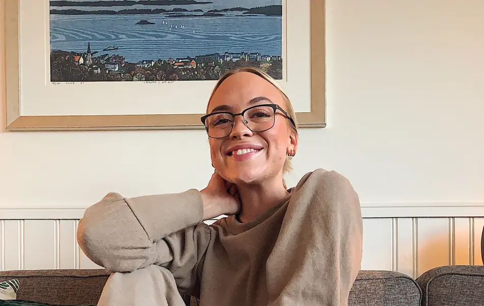 ansatt hos vero moda viser frem beige, behagelige klær