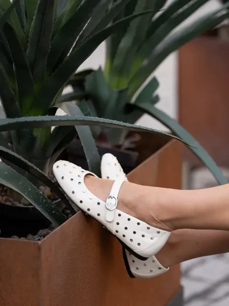 Hvite ballerinasko med stener