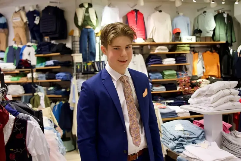 gutt i blå dress hos Filiokus