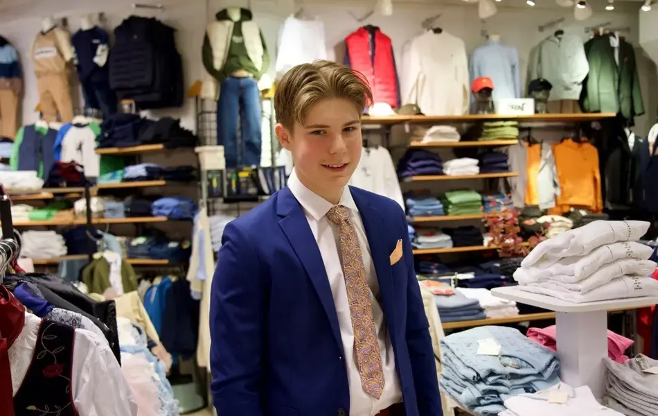 gutt i blå dress hos Filiokus