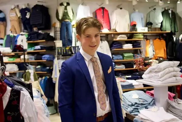 gutt i blå dress hos Filiokus