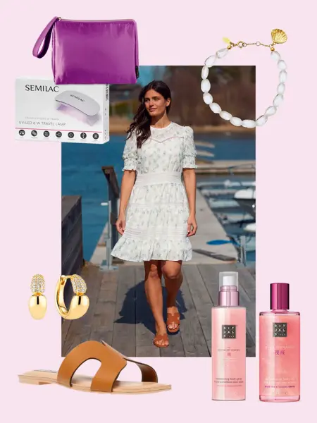 Lilla toalettmappe, reise UVLED lampe, armbånd med skjell, øredobber med stener, brune sandaler, bodyshimmer.