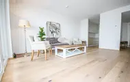 Bildet viser innredet stue med sofa, stoler og bord