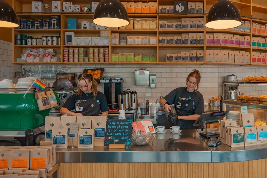 To damer bak en disk på Kaffebrenneriet