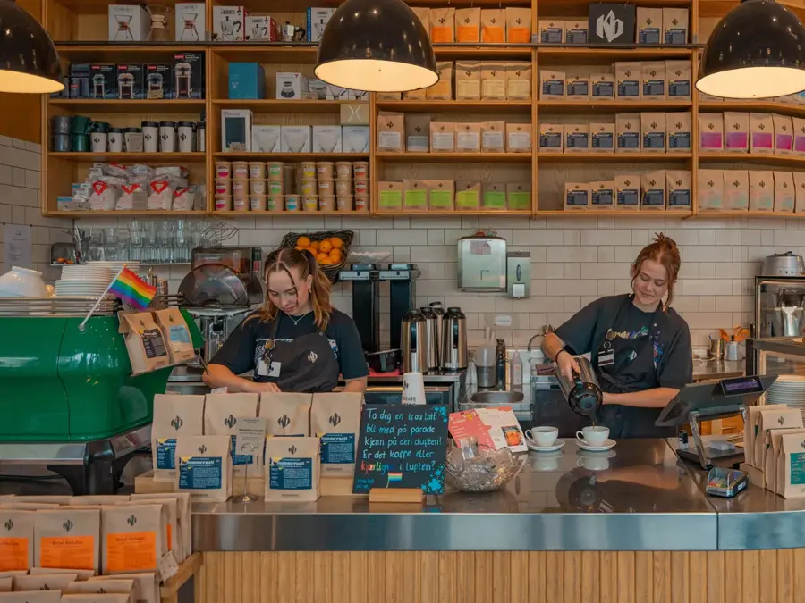To damer bak en disk på Kaffebrenneriet