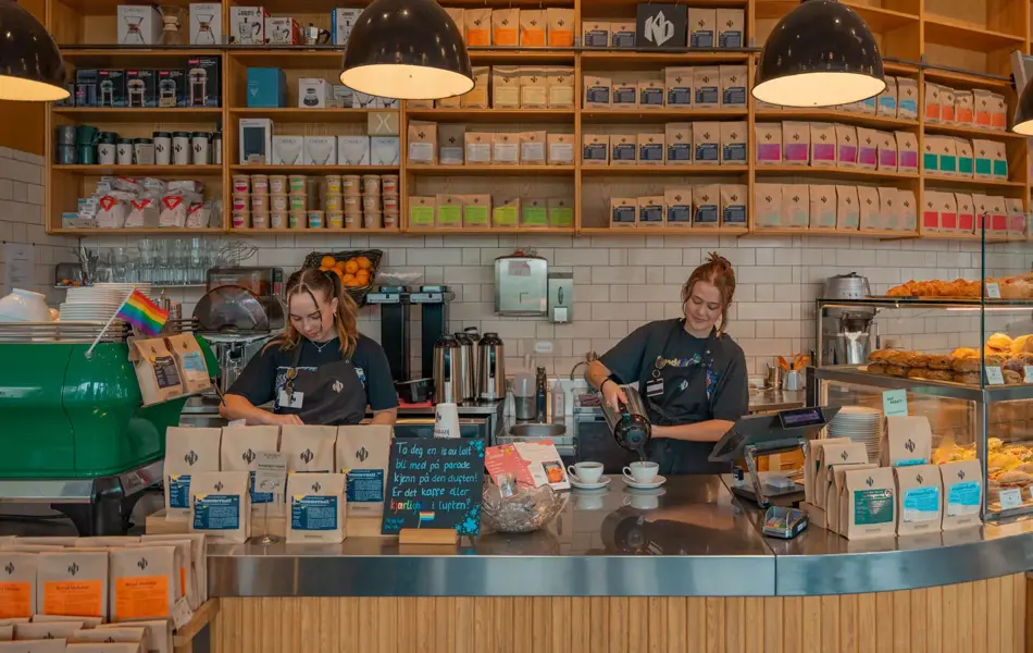 To damer bak en disk på Kaffebrenneriet