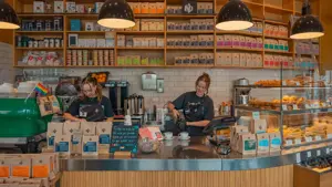 To damer bak en disk på Kaffebrenneriet