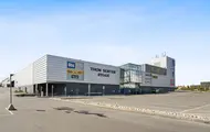 Thon Senter Rygge fasade, med parkeringsplass.