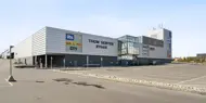 Thon Senter Rygge fasade, med parkeringsplass.