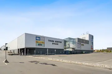Thon Senter Rygge fasade, med parkeringsplass.