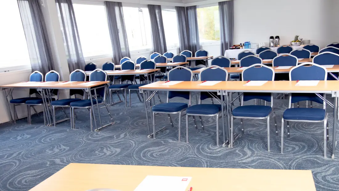 Møterom i klasseromoppsett