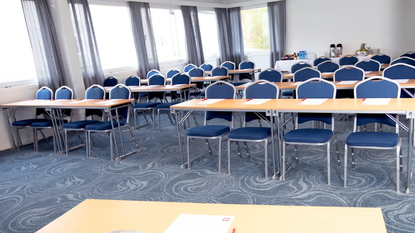 Møterom i klasseromoppsett
