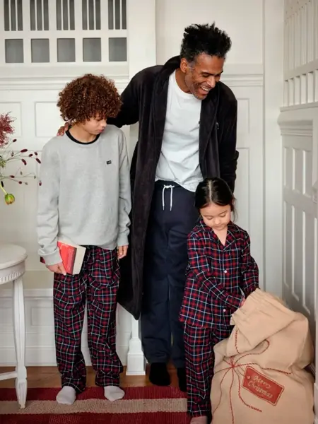 Familie som åpner en pose med gaver