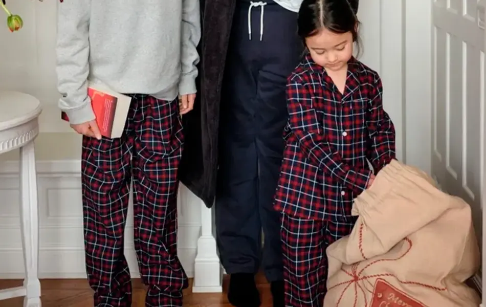 Familie som åpner en pose med gaver