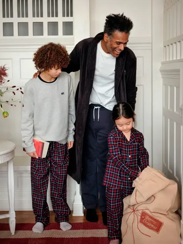 Familie som åpner en pose med gaver