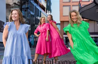 Kjoler i blå, rosa, grønn