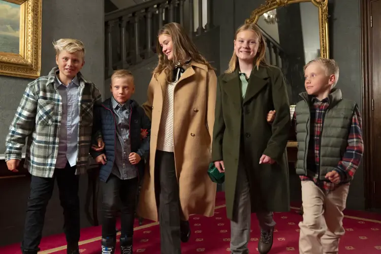 Emil: Jakke, Lindex, kr 399,- // Skjorte, KappAhl, kr 299,- // Bukse, Cubus, kr 249,- // Boots, Din Sko, kr 720,-  Mikkel: Jakke, Brando Kids, kr 499,95 // Rutete skjorte, Cubus, kr 249,- // Jeans, Brando Kids, kr 299,95 // Sko, Din Sko, kr 450,- Adele: Øredobber, Hultquist, Brando, kr 949,- // Kåpe, One&Other, Follestad, kr 5.999,- // Bluse, Designers Remix, Follestad Kids, kr 1.549,- // Genser, Holzweiler, Me & My Cousin, kr 2.500,- // Dressbukse, Five Units, Olivia’s verden, kr 1.699,- // Veske, Hvisk, Brando, 995,- // Sko, Din Sko, 550,-  Erle: Smykke, Hultquist, Olivia’s verden, kr 1.400,- // Øredobber, Hultquist, Brando, kr 999,- // Grønn kåpe, Selected Femme, Olivia’s verden, kr 1.799,- // Bluse, One&Other, Follestad, kr 1.499,- // Dressbukse, Olivia’s verden, kr 1399,- // Sko, Din Sko, kr 750,- Kasper: Rutete skjorte, Brando Kids, kr 299,95 // Vest, KappAhl, kr 399,- // Bukse, Brando Kids, kr 359,95 // Sko, Din Sko, kr 700,-