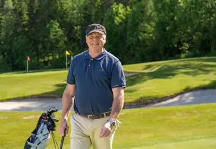 Mann spiller golf på Losby Golf