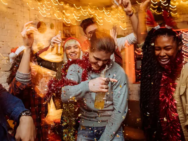 Venner koser seg på julefest
