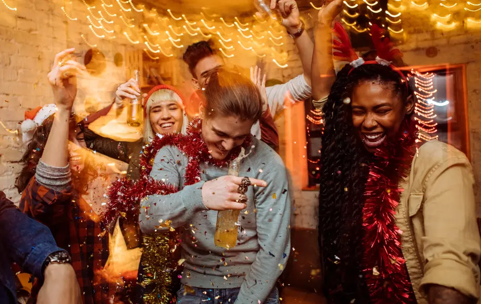 Venner koser seg på julefest