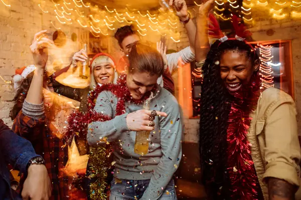 Venner koser seg på julefest