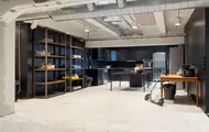 Interiør fra kontoret til The Oslo Company, kjøkkensone hvor rustikke detaljer som betong og ventilasjon er synlig