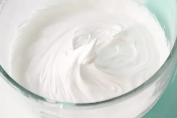 Bolle med ferdig marengs