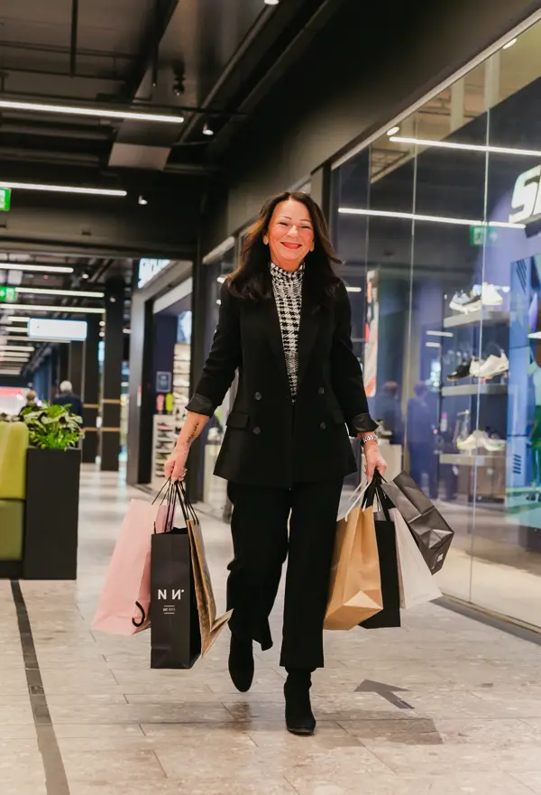 Personal shopper Siv med poser i hendene på senteret