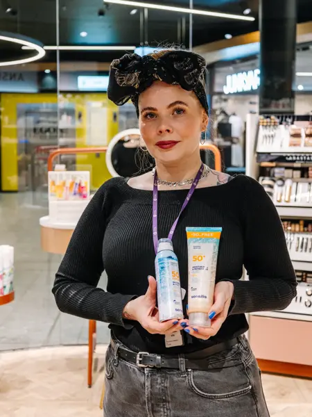 Person som holder solkrem